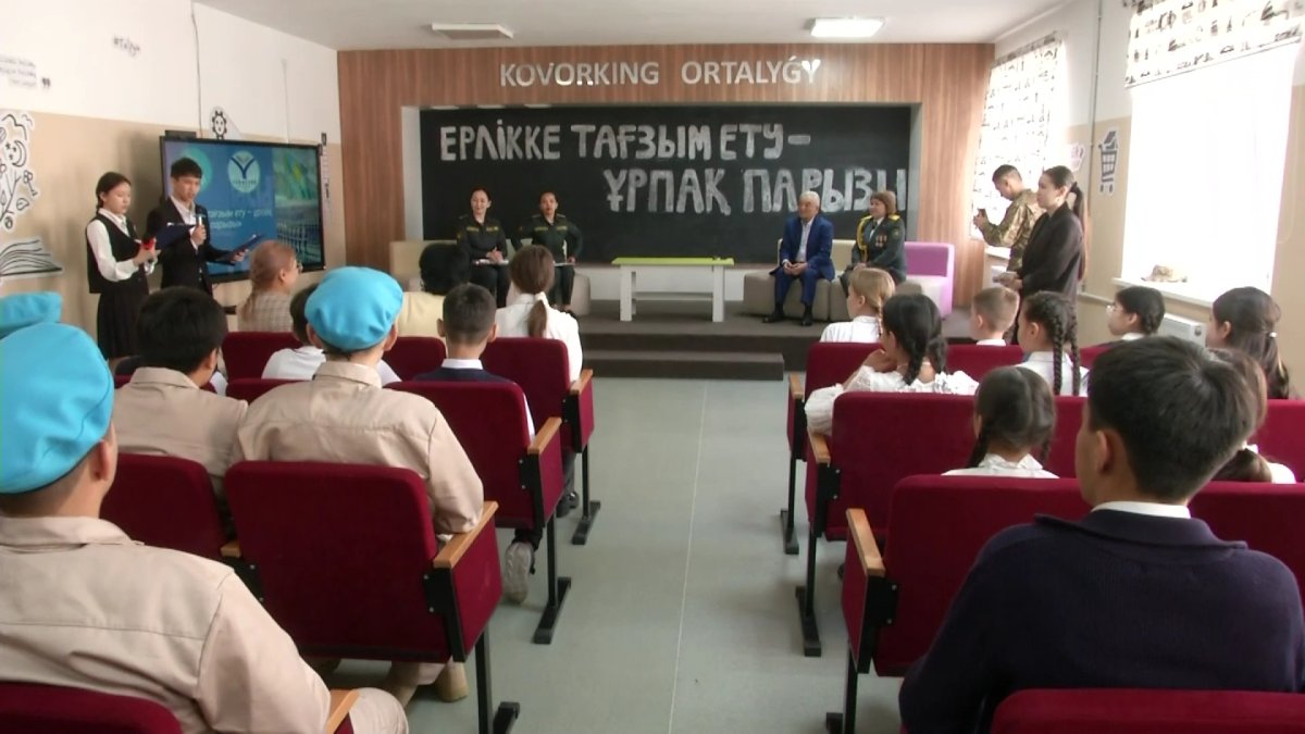 В преддверии празднования 80 - летия Победы в карагандинских школах проходят уроки мужества