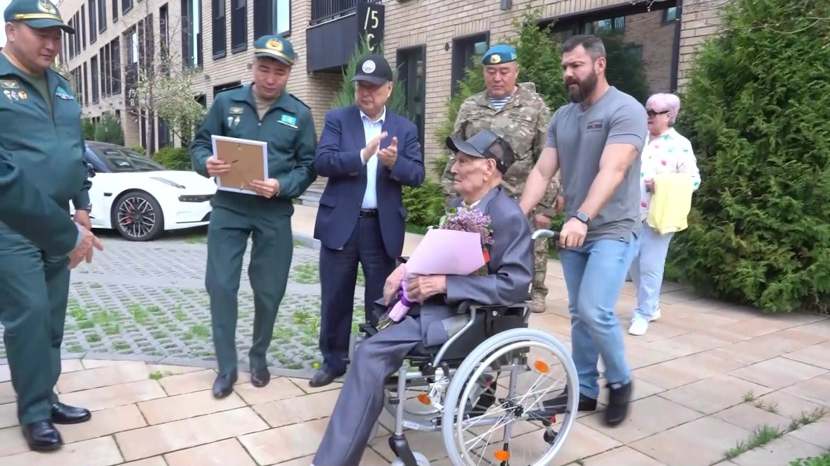 Алматыда әскерилер соғыс ардагерін ғасырлық мерейтойымен құттықтады