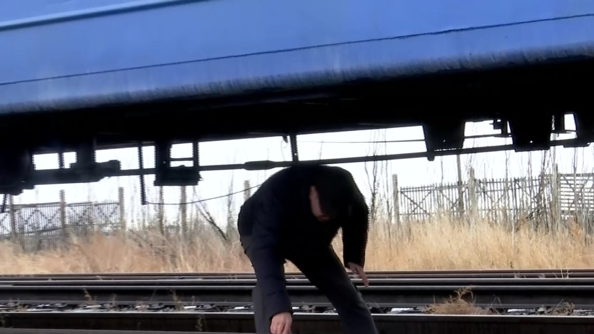 Павлодар облысында тұрғындар жұмысқа, оқуға бару үшін вагон астымен өтуге мәжбүр