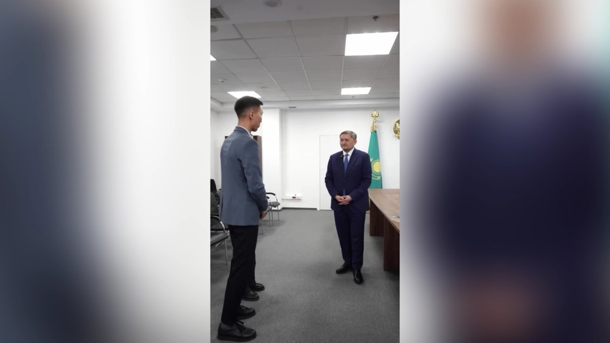 Министр Саясат Нұрбек "Бірге кітап оқиық" аманаты бойынша оқырмандарға ерекше кітап ұсынды