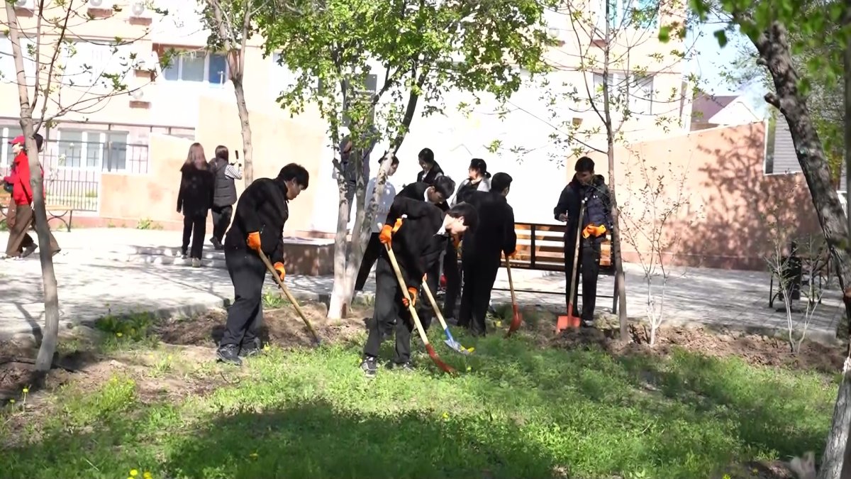 Волонтеры привели в порядок обелиск погибшим в Великой Отечественной войне в Атырау