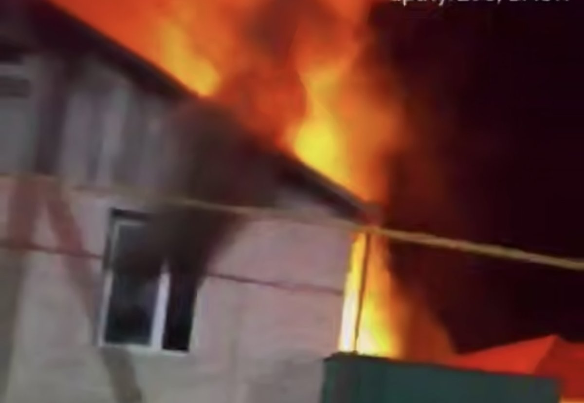 Атырауские полицейские спасли мужчину из горящего дома