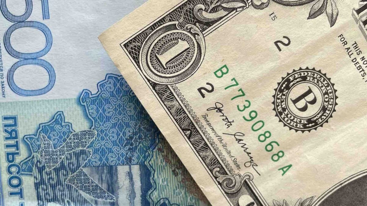 Доллар ещё подорожал на торгах в четверг, 17 апреля