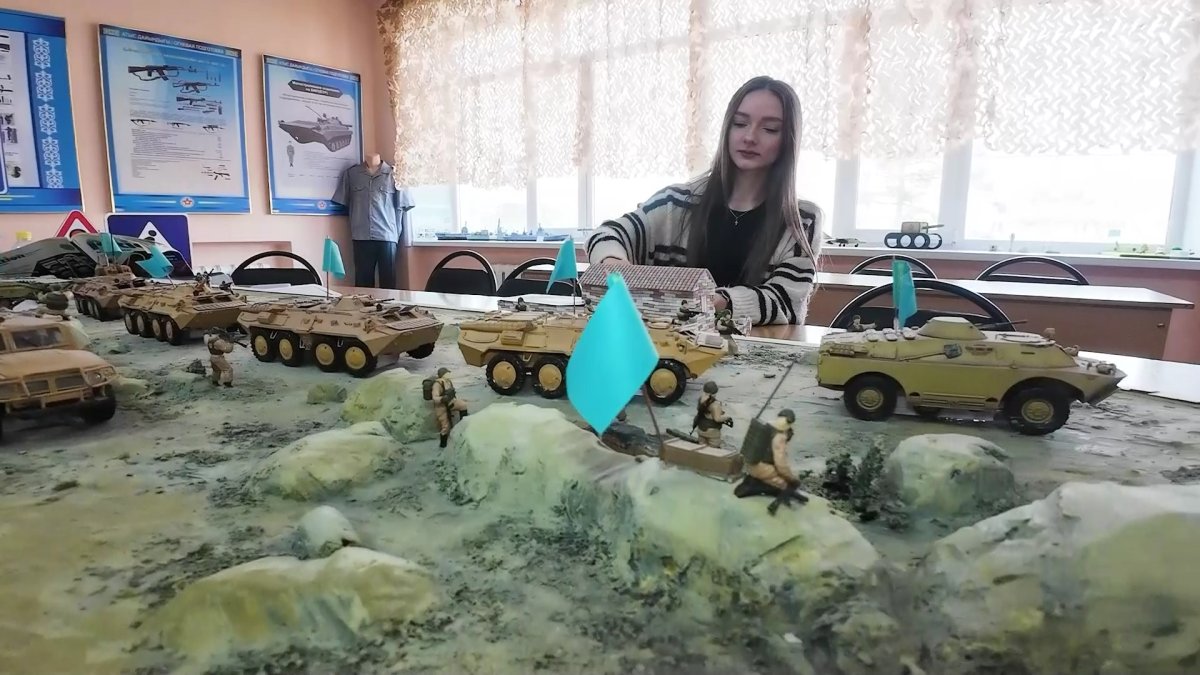 Петропавловский учитель превратил школьный кабинет в мини - музей военного моделирования