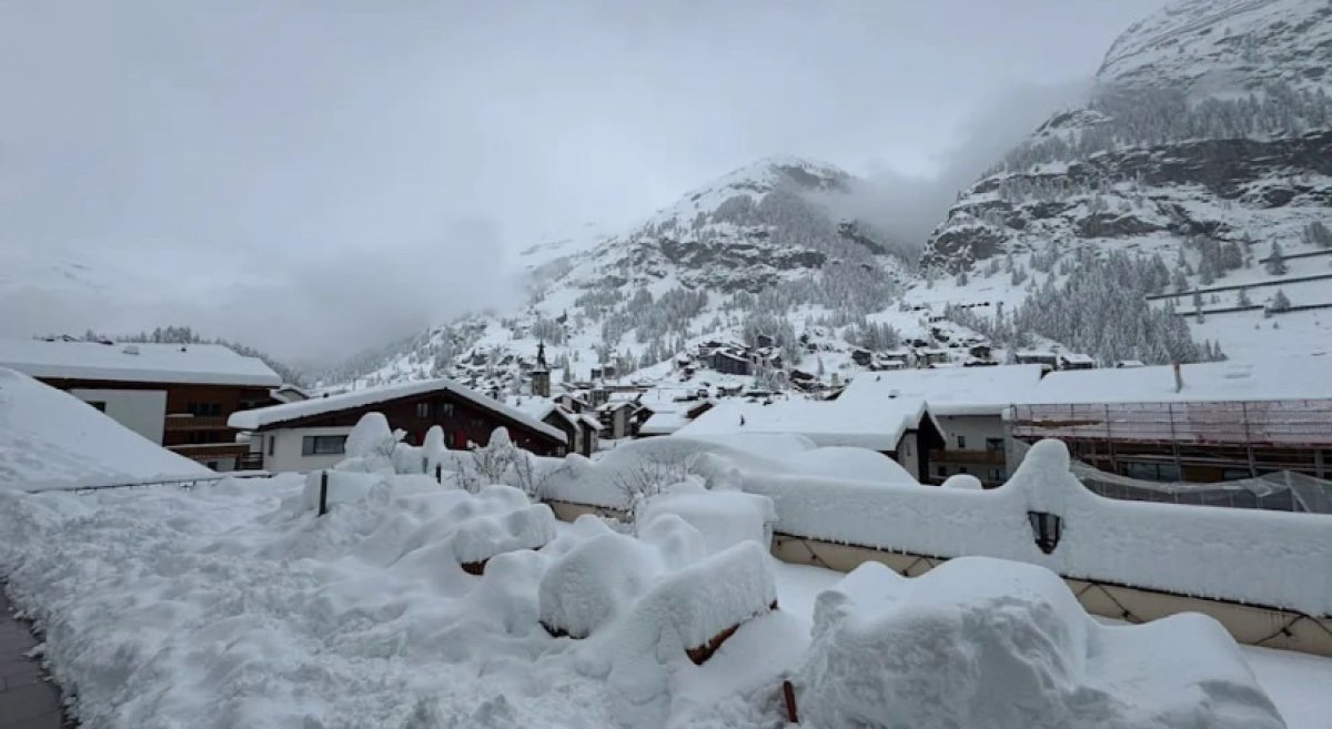 Швейцарский горнолыжный курорт страдает из-за аномальных снегопадов