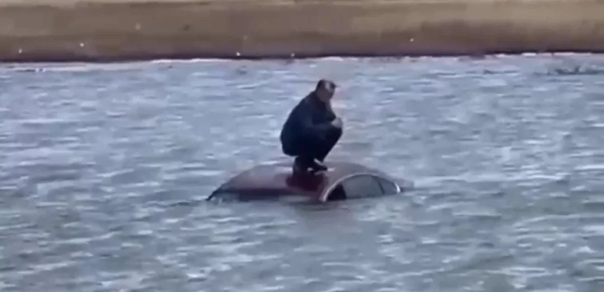 Павлодарда дөңгелегі жарылып, тұзды көлге түсіп кеткен көлік жүргізушісі құтқарылды