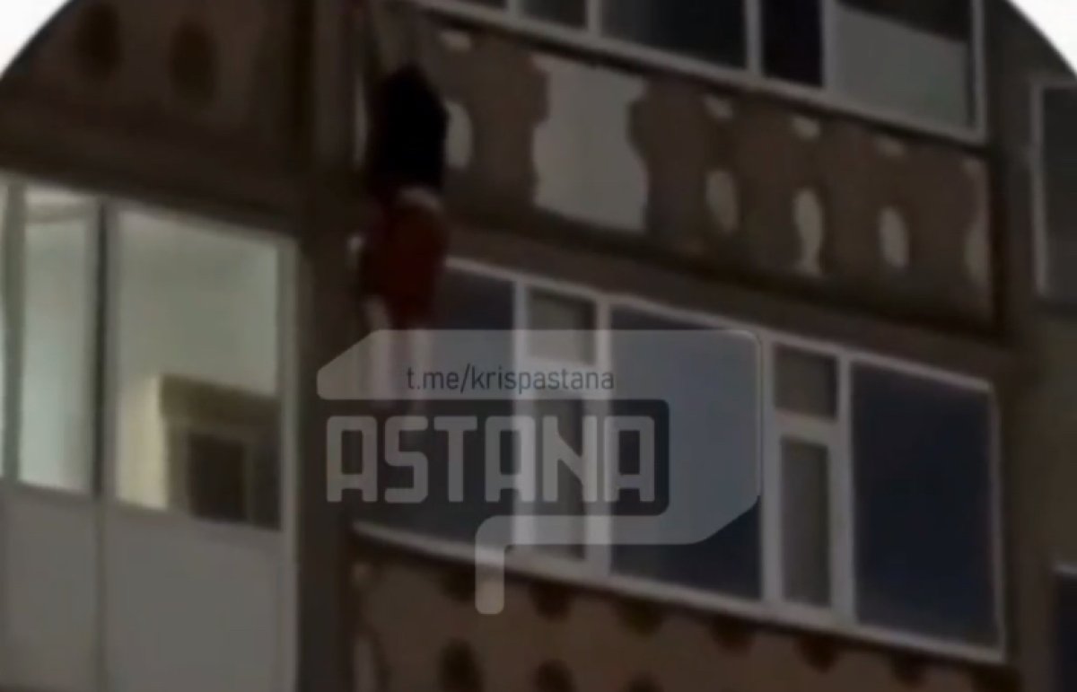 Мужчина сорвался с пятого этажа в Атбасаре