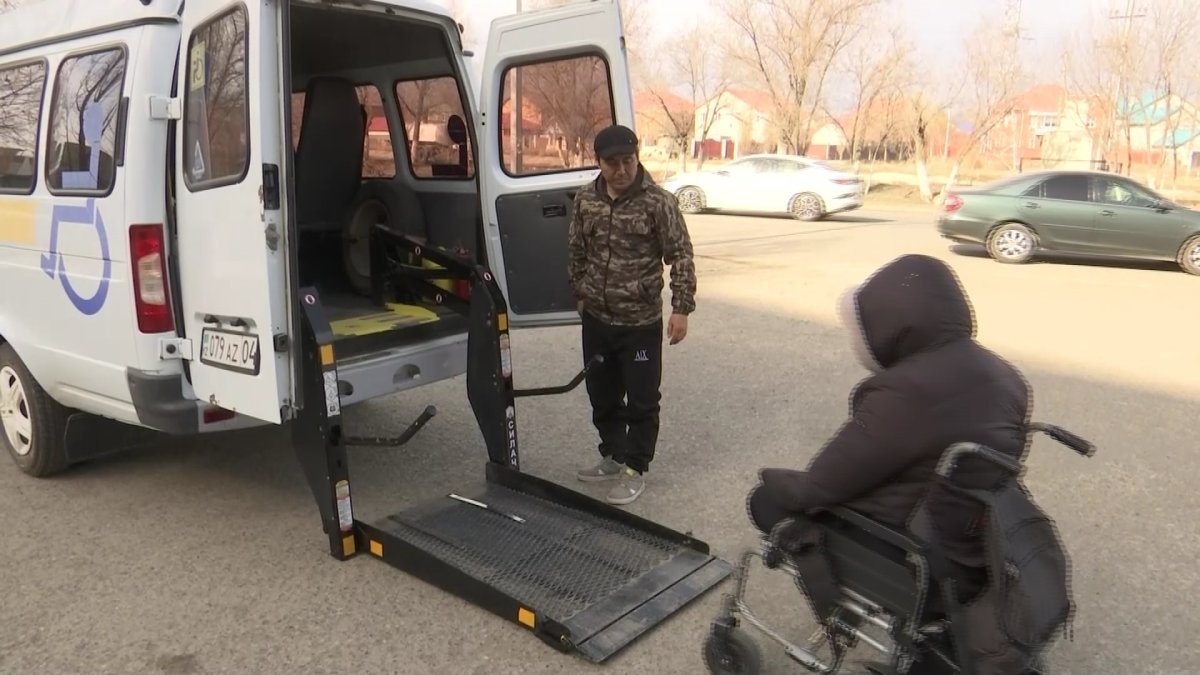 Ақтөбеде мүмкіндігі шектеулі жандар пандустардың стандартқа сай емес екенін айтады