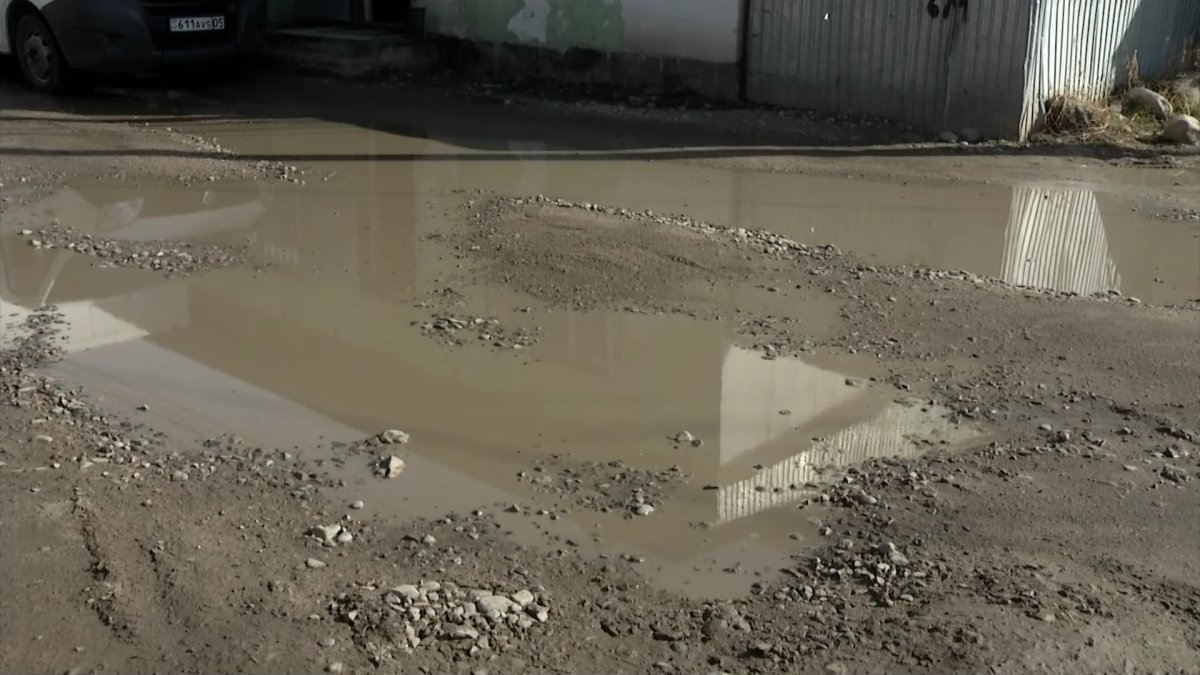 Бампер и радиатор "потерял" алматинец из-за плохих дорог в мегаполисе