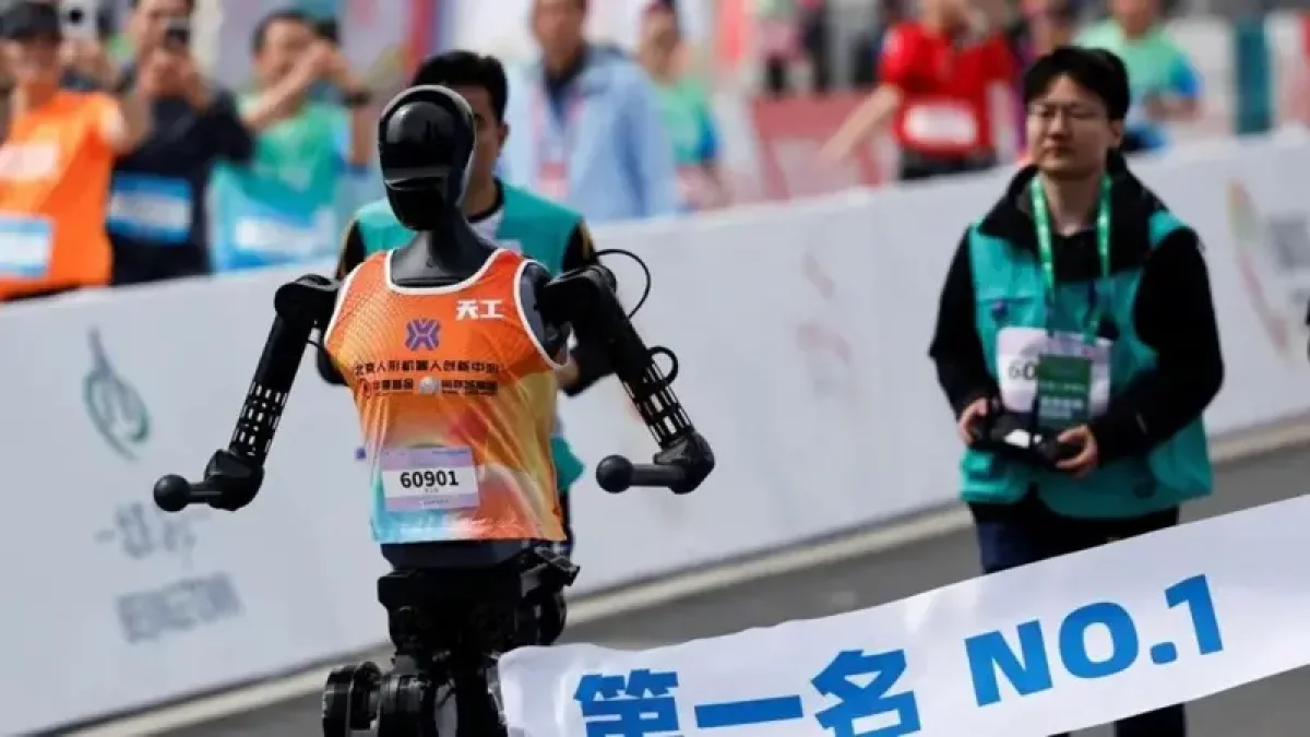 Люди состязались с роботами в полумарафоне в Китае