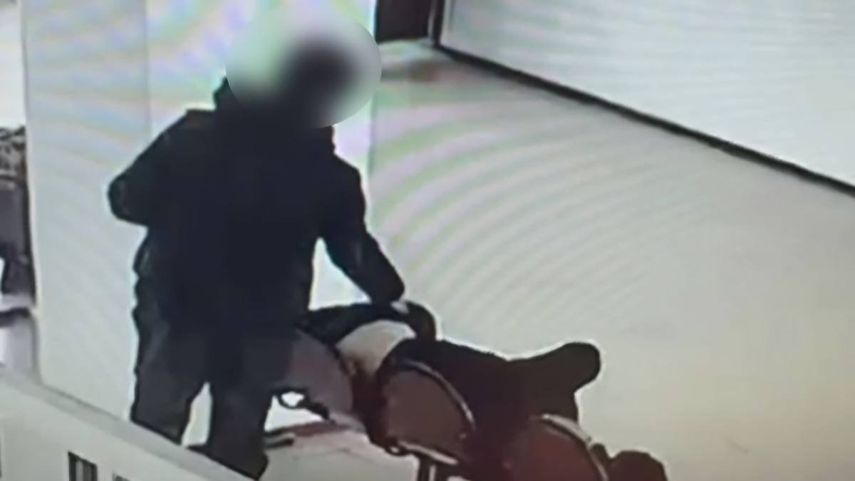 Вор-карманник ограбил спящего мужчину на вокзале в Туркестанской области