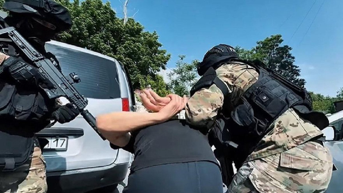 Шымкентте мұғалімнен 1,2 млн теңге бопсалаған блогер ұсталды