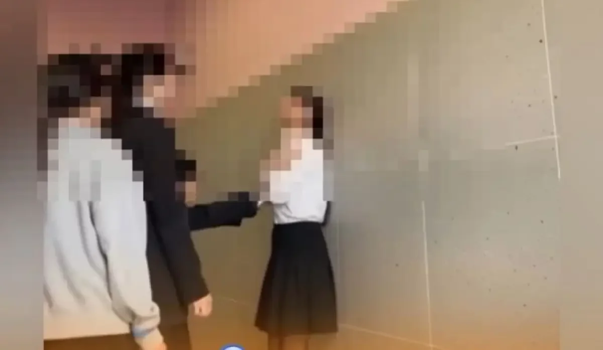 Ақтауда оқушы қыздар бірі-бірі талдырып, ойнап жүр: Білім басқармасы түсініктеме берді