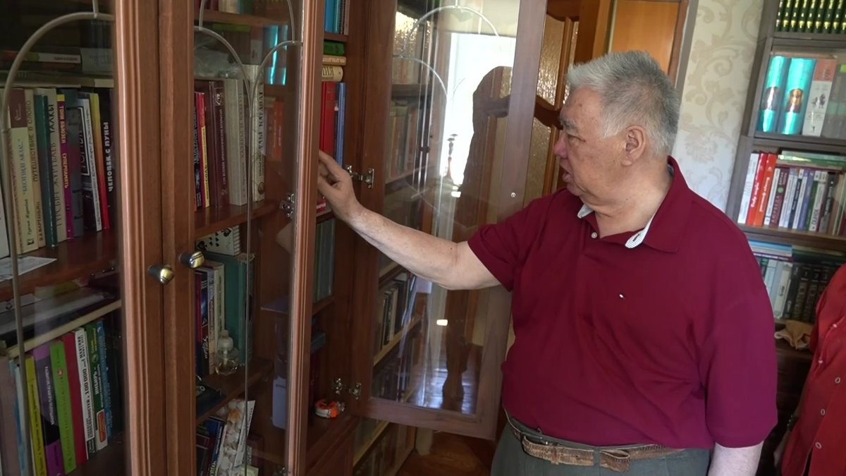 Оралдық ардагер журналист ең бай кітапхана иесі