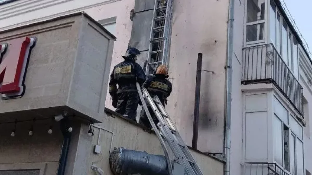 Көкшетауда көпқабатты үйдің қабырғасындағы тартпа құбыры өртенді