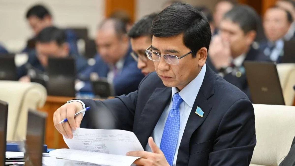 Асхат Аймағамбетов оқушылар мен студенттерге қатысты ұсыныс айтты