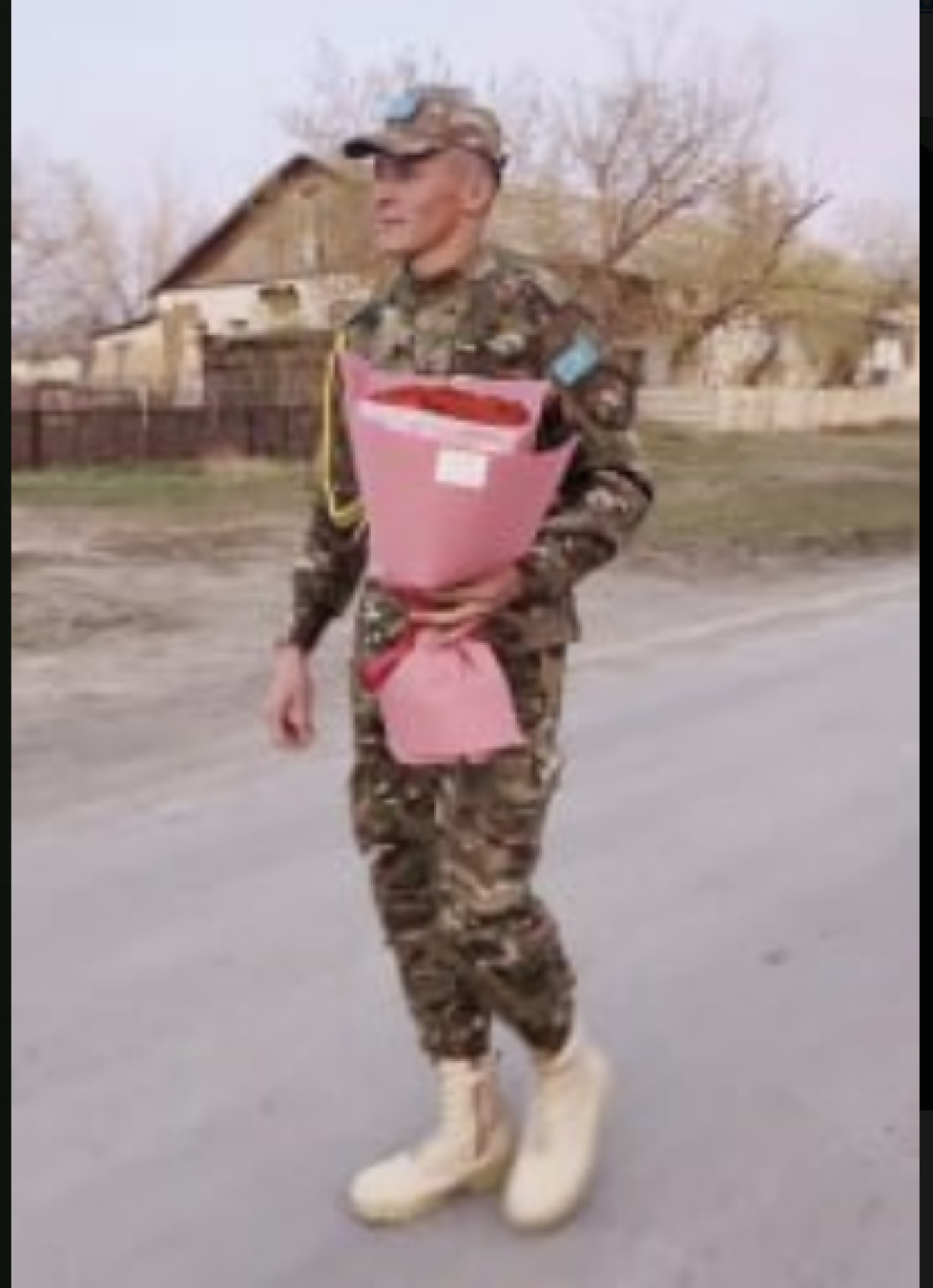 Вернулся из армии с букетом цветов для мамы: Казнет восхищается поступком казахстанского солдата