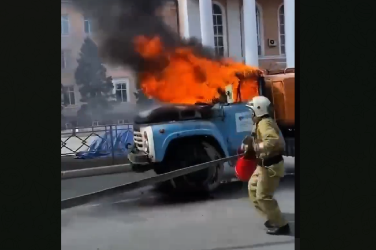 Грузовик загорелся во время движения в Семее