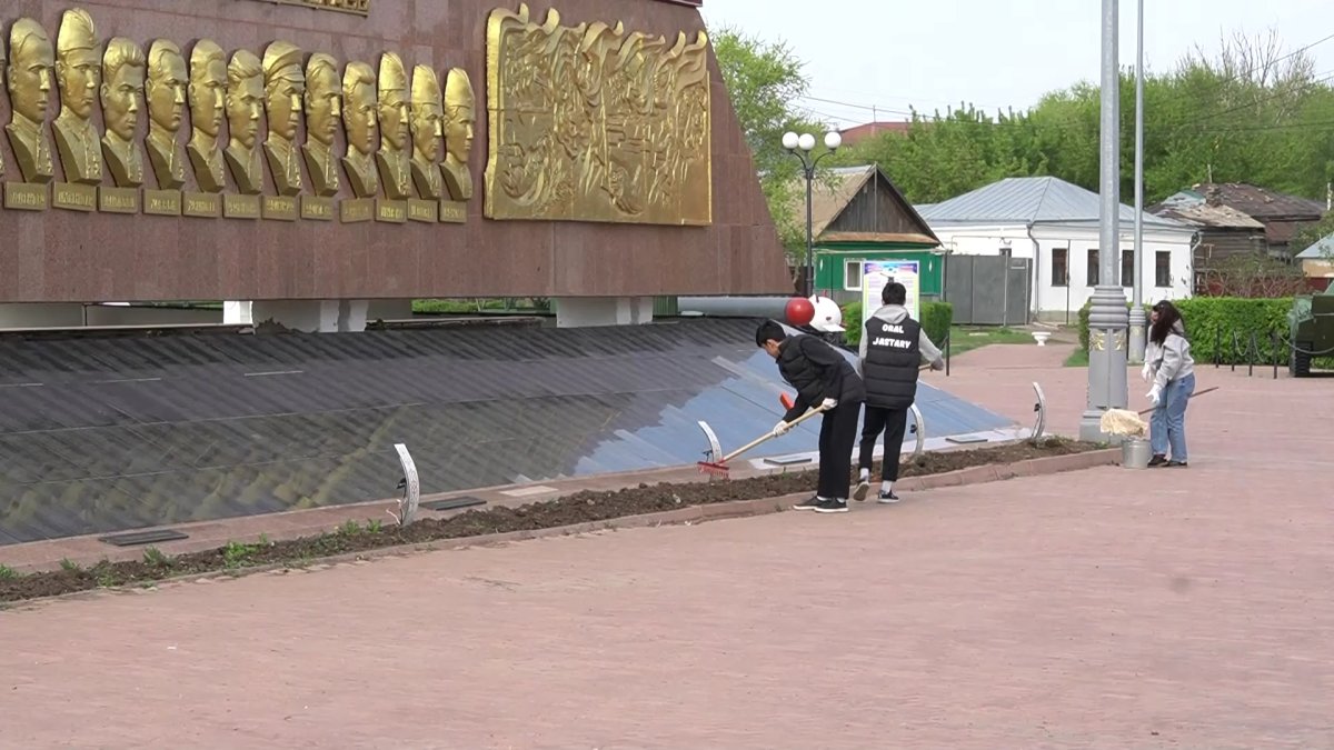 Оралдық волонтерлер жеңіс алаңын тазалады