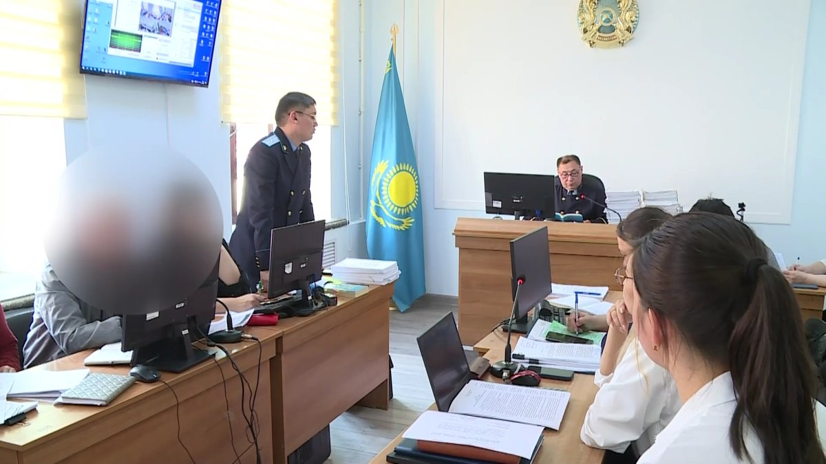 Били плеткой, кочергой и шваброй: патронатную семью в Караганде судят по делу об истязании детей