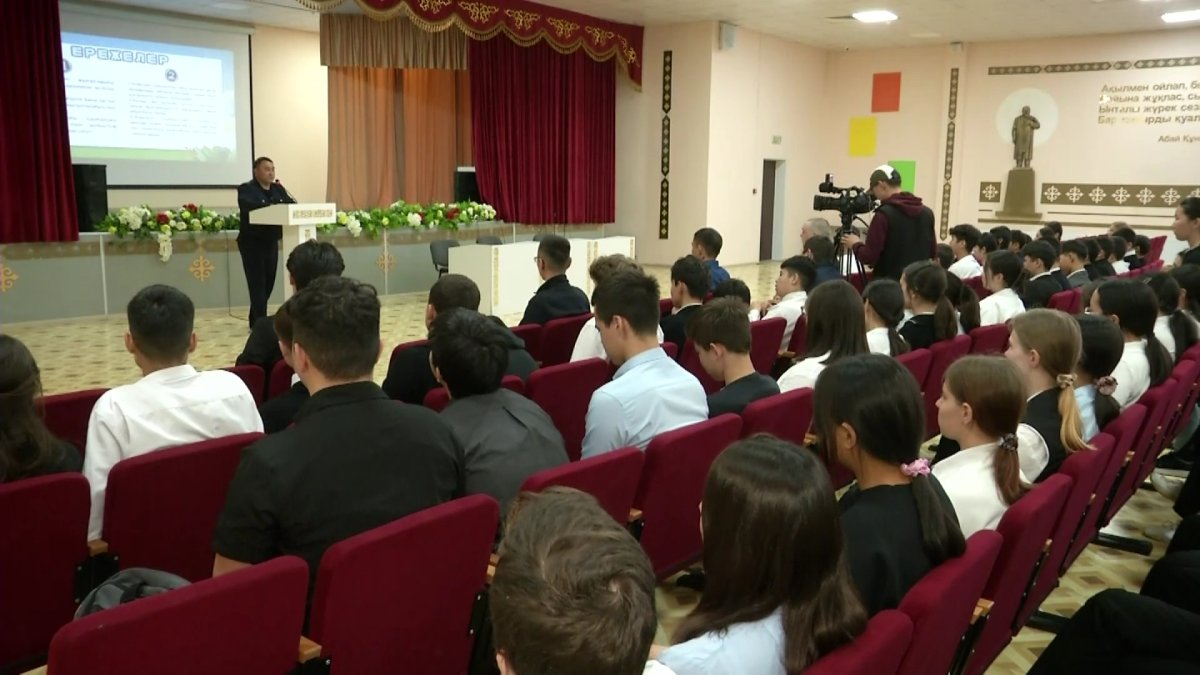 В Караганде активисты Молодежного крыла «Жастар Рухы» проводят в школах акцию по безопасности движения