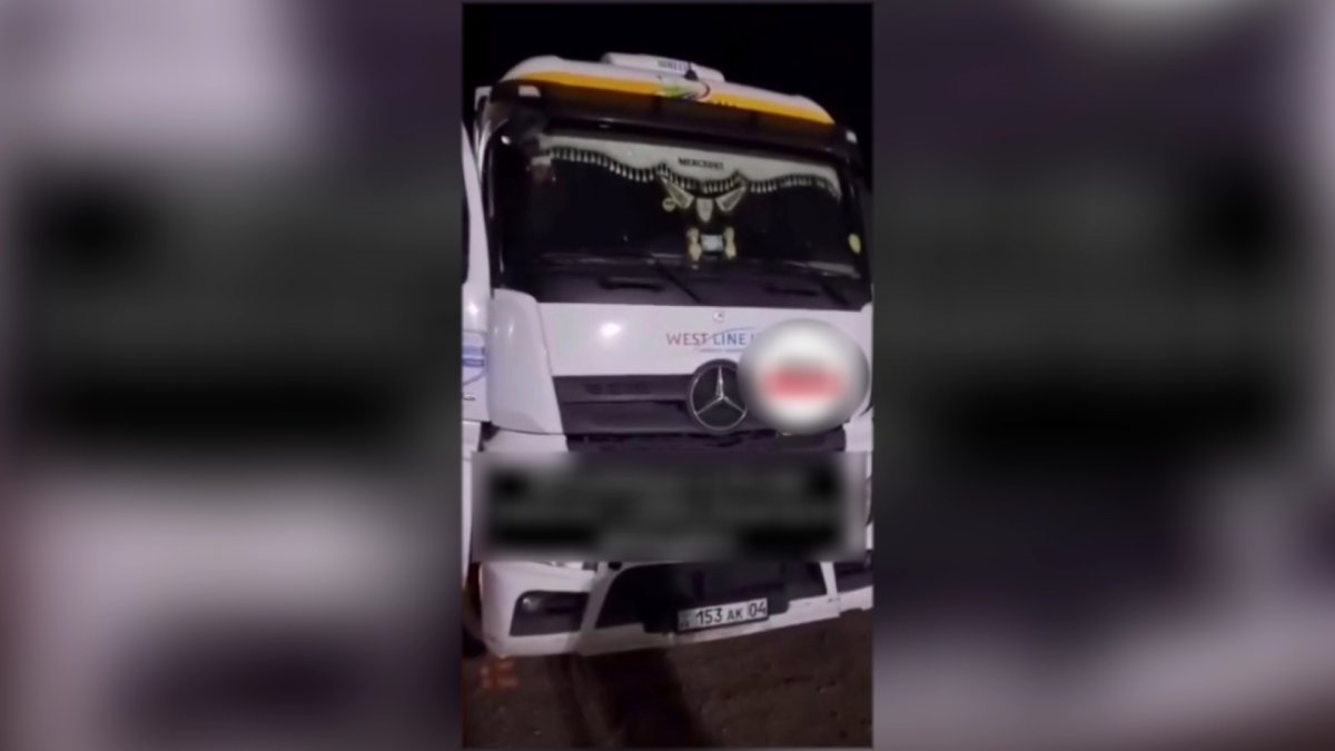 Қарағанды облысында ауыр көлік жүргізушісі трассада асылып қалған