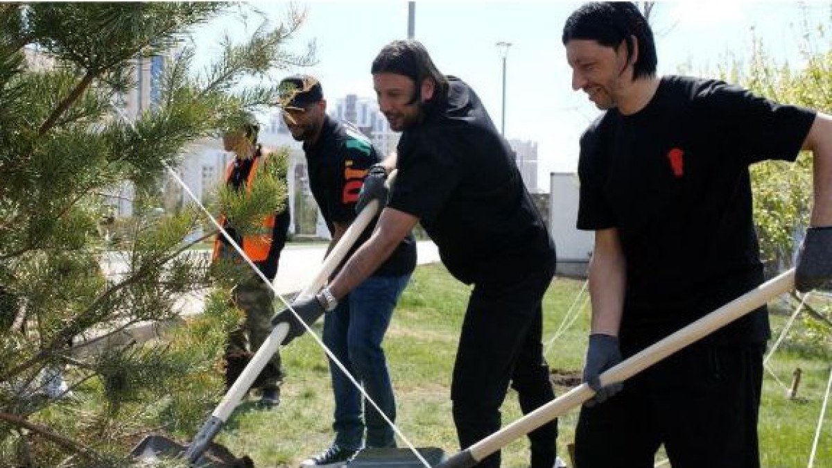 Әлемдік футбол жұлдыздары Астанада ағаш екті