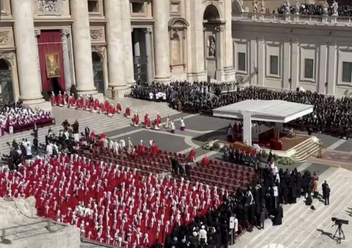 Церемония похорон Папы Римского началась в Ватикане