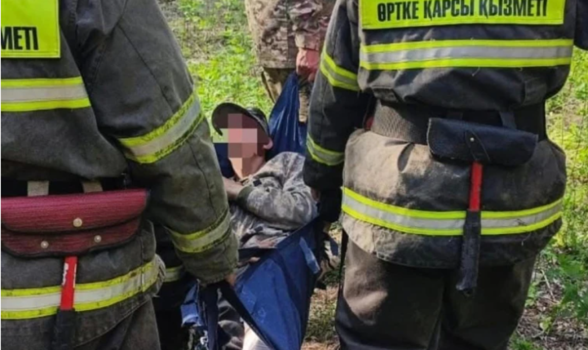 Строительная балка рухнула на жителя Уральска