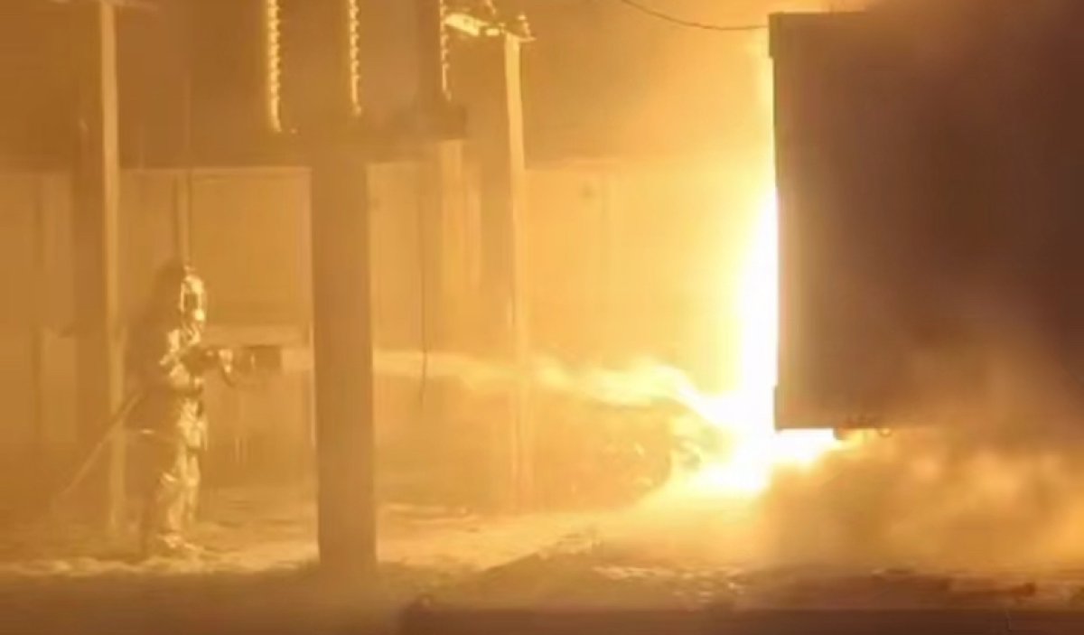 Молния попала в подстанцию и учинила пожар в Павлодаре (ВИДЕО)