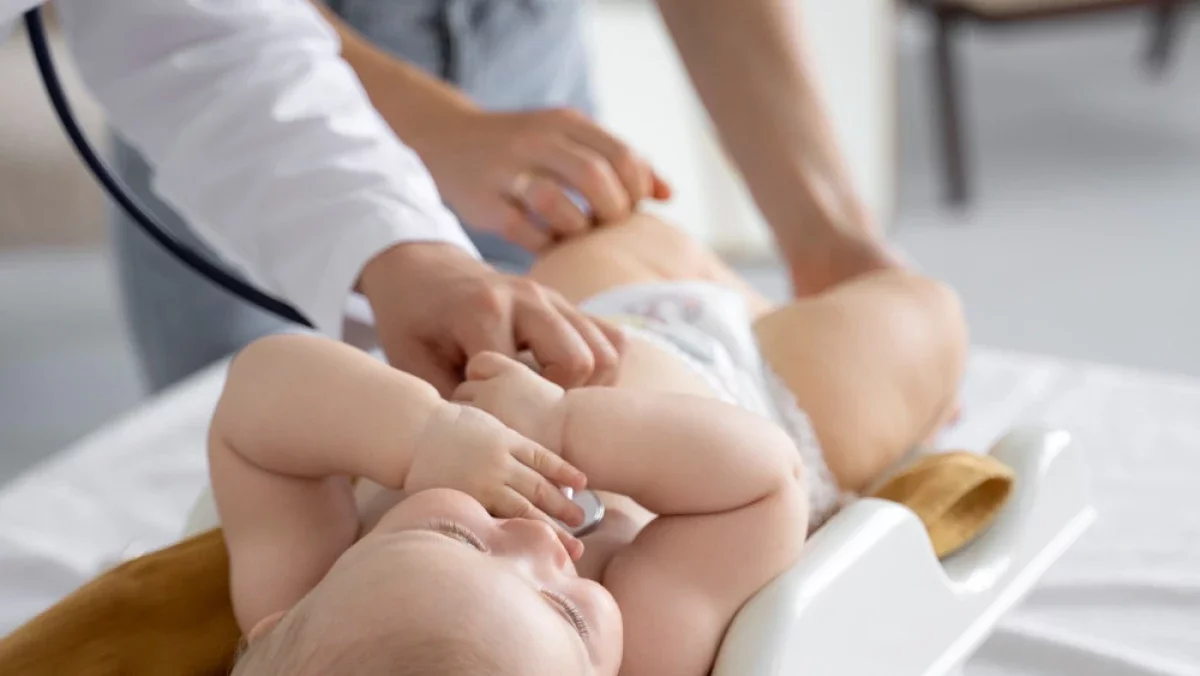 Он айлық сәби ата-анасы шеккен вейптен уланып қалды