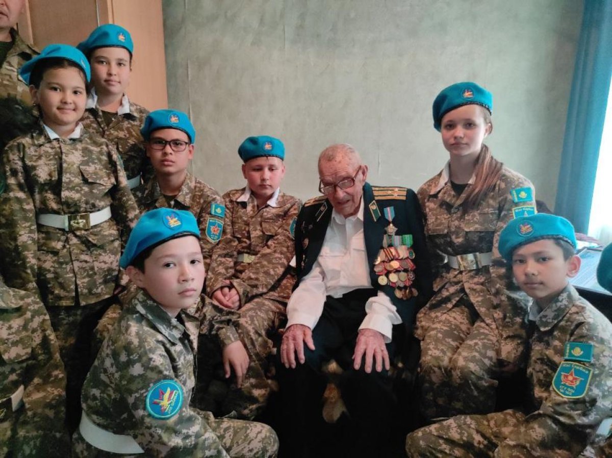 Алматыда Қарулы күштердің әскери қызметшілері соғыс ардагерін туған күнімен құттықтады
