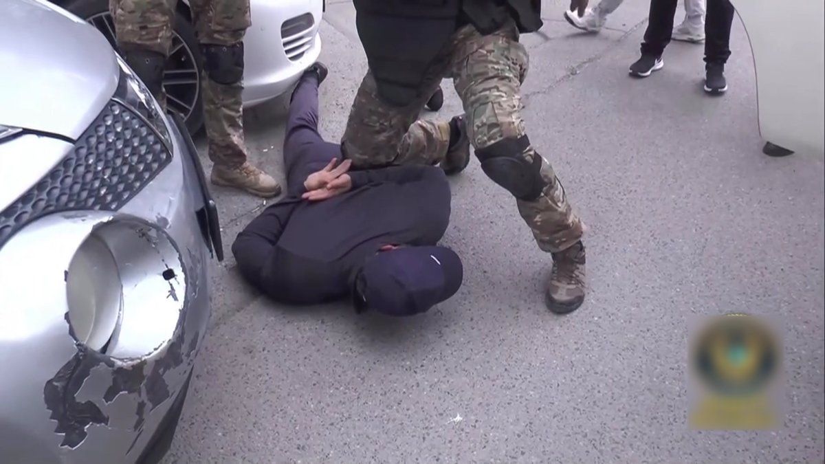 Өздерін полиция қызметкерімін деп таныстырып, тұрғындарды алдаған 6 адам ұсталды