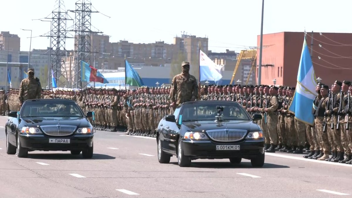 Жеңіс күніне орай елордада өтетін әскери парадқа жауынгерлер тас-түйін дайын
