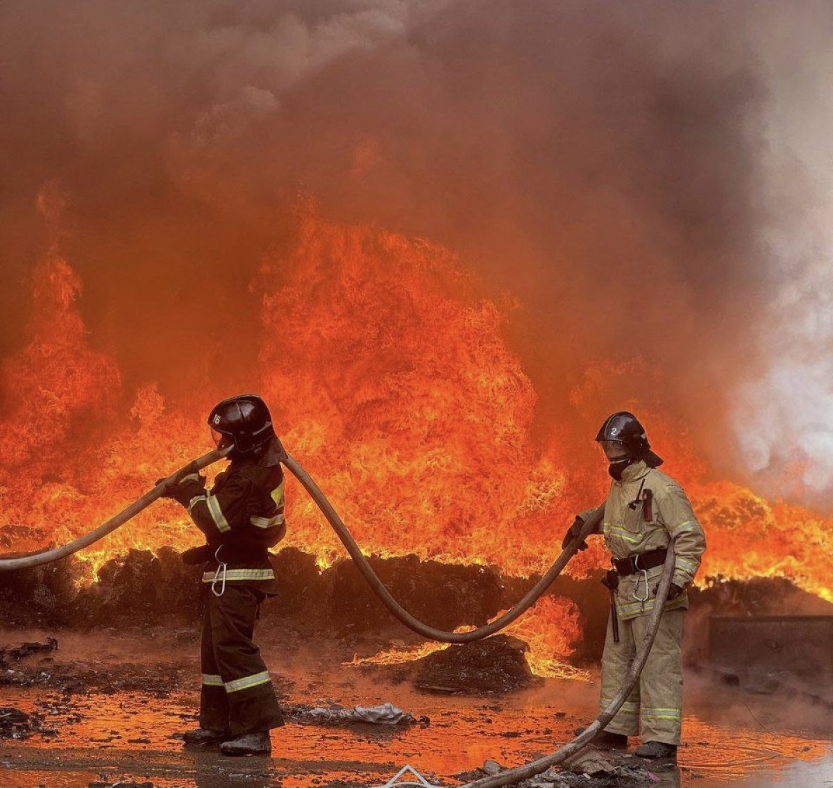 Крупный пожар на складе в Астане тушили более трех часов