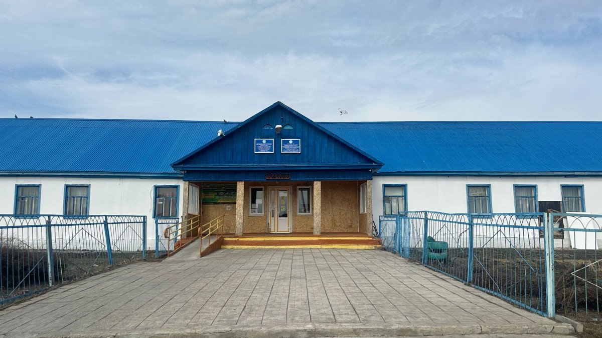 Провис потолок и прогнили балки: учеников одной из школ в СКО экстренно перевели в другое здание