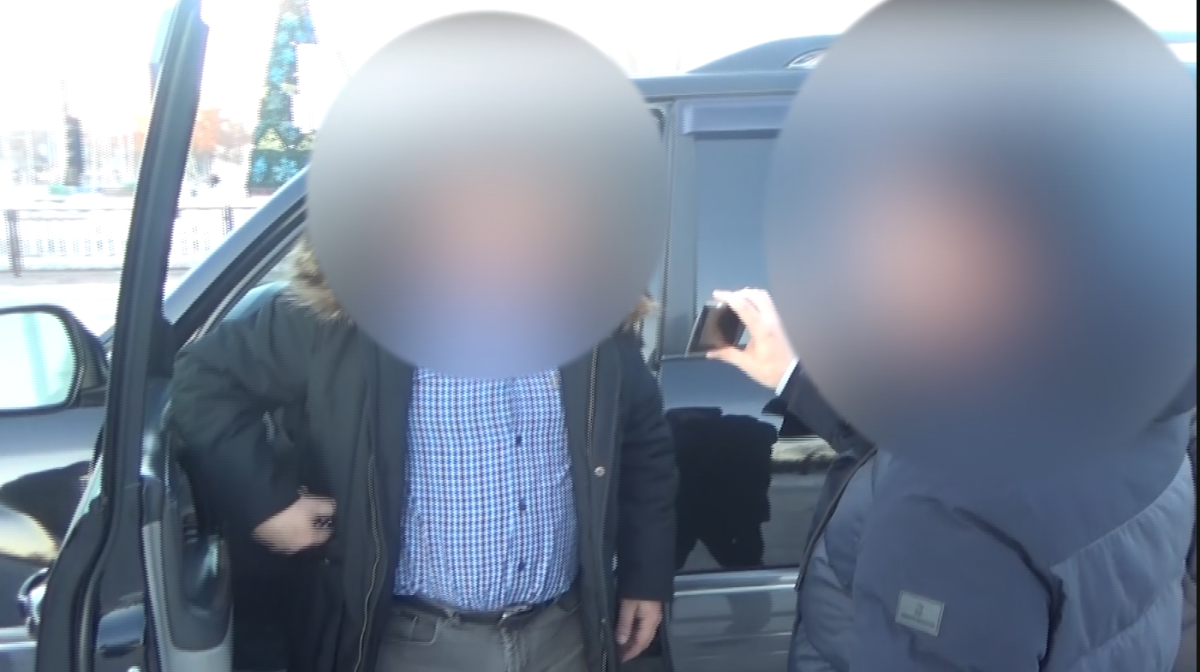 Чиновника в Карагандинской области подозревают во взятке в 1 млн тенге