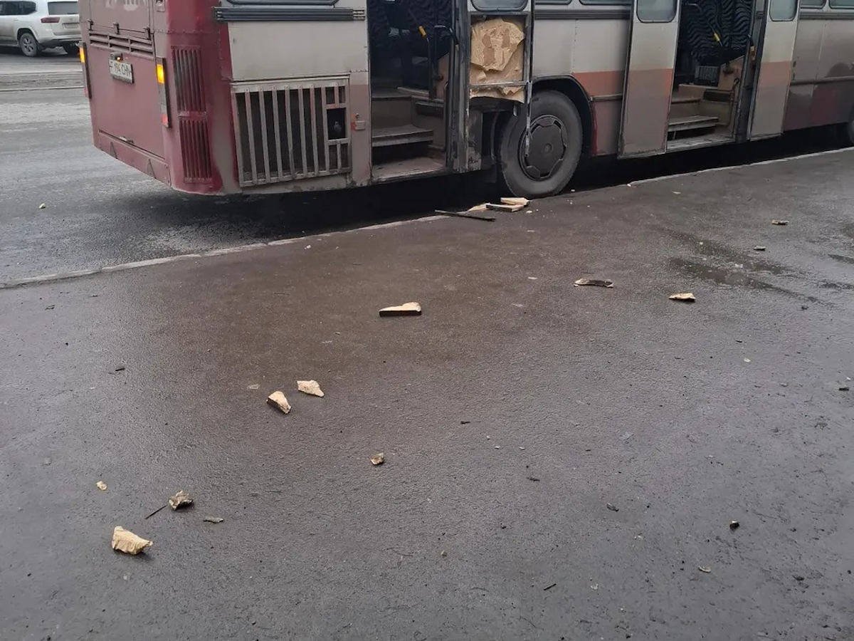 В Усть-Каменогорске взорвался пневмобаллон в автобусе: пострадавшую госпитализировали