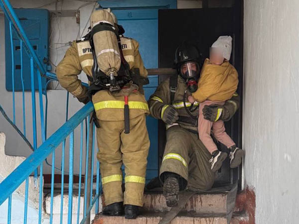 14 человек эвакуировали из горящей многоэтажки в Аркалыке