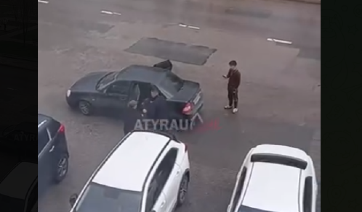 Похищение среди бела дня в Атырау: двое мужчин силой затолкали молодого парня в машину
