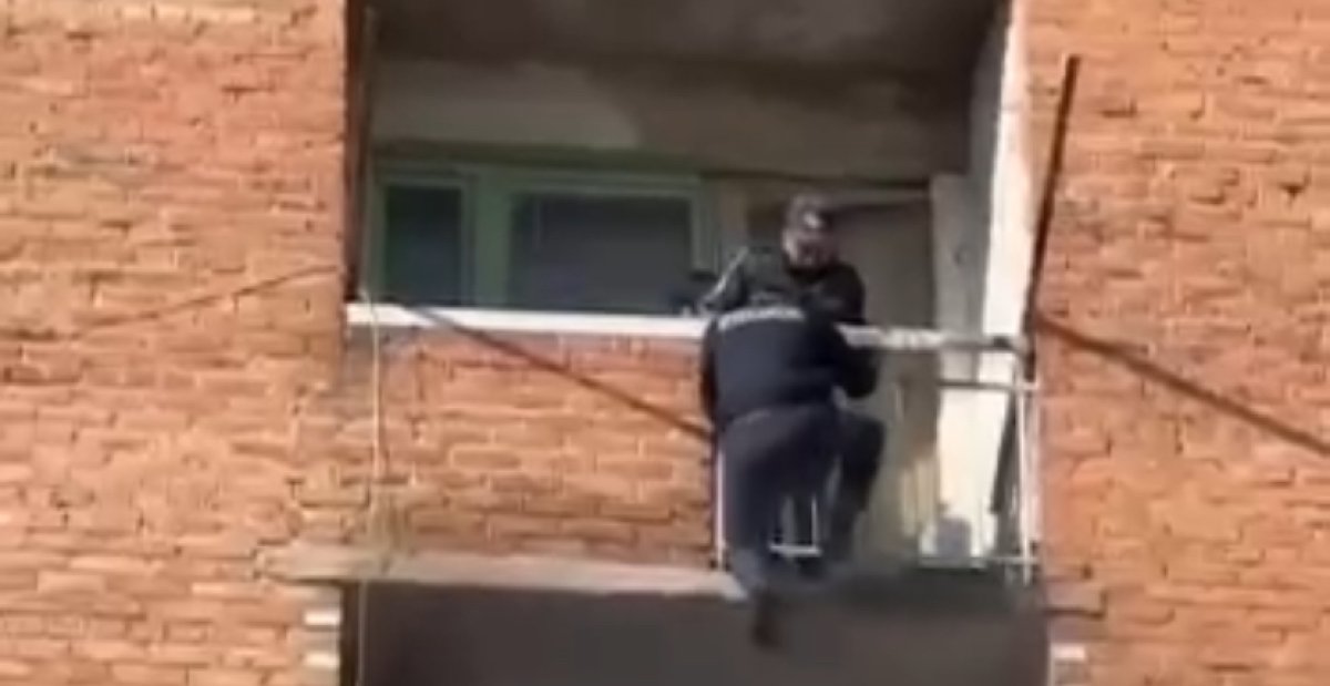 Полицейские потушили пожар в жилом доме в ВКО