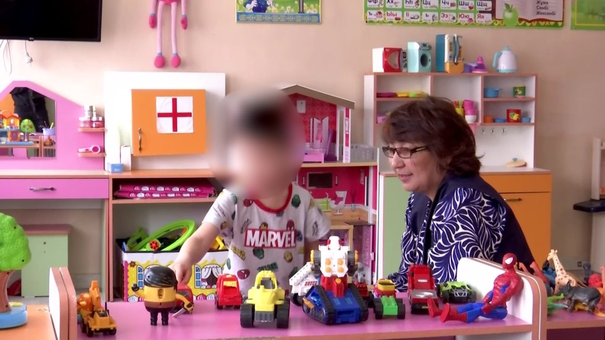 Пятилетнего ребенка нашли на улице в Павлодаре: почему родители почти сутки не искали сына?