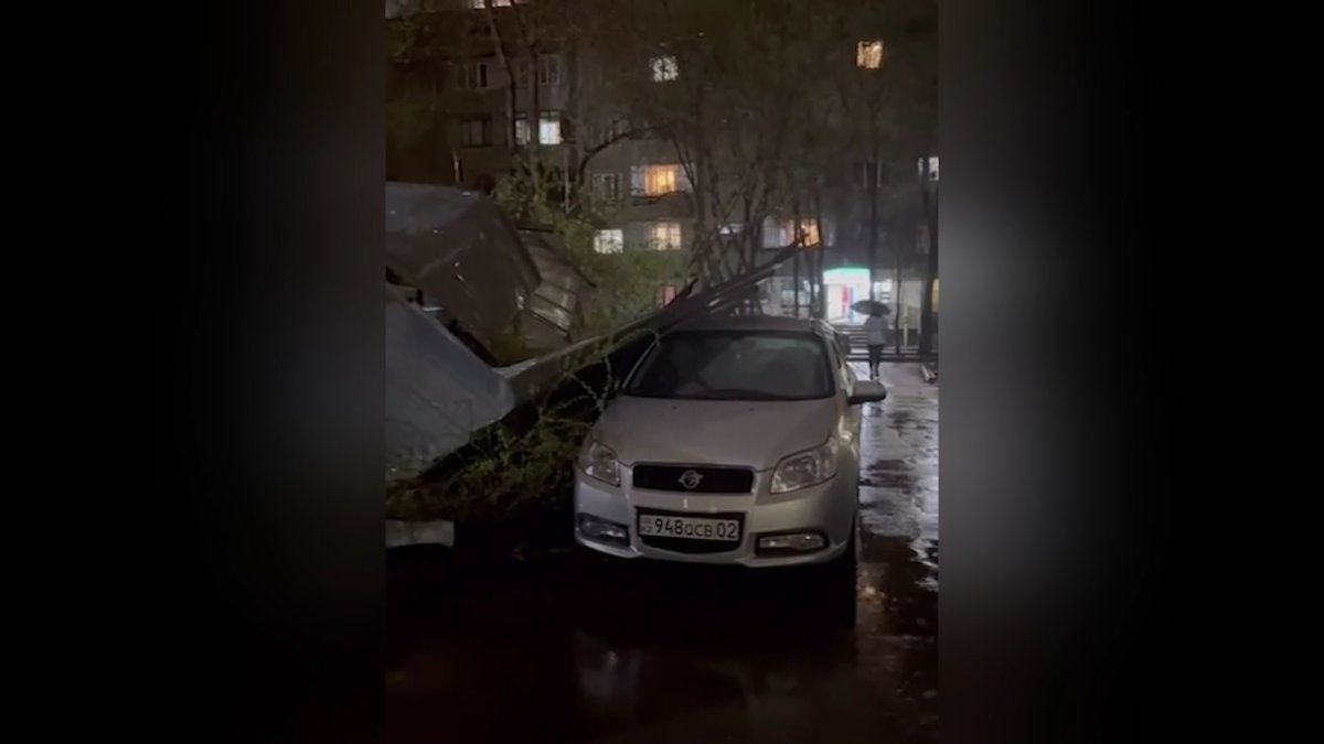 Потопы в квартирах и покорёженные авто: последствия мощного урагана устраняют в Алматы