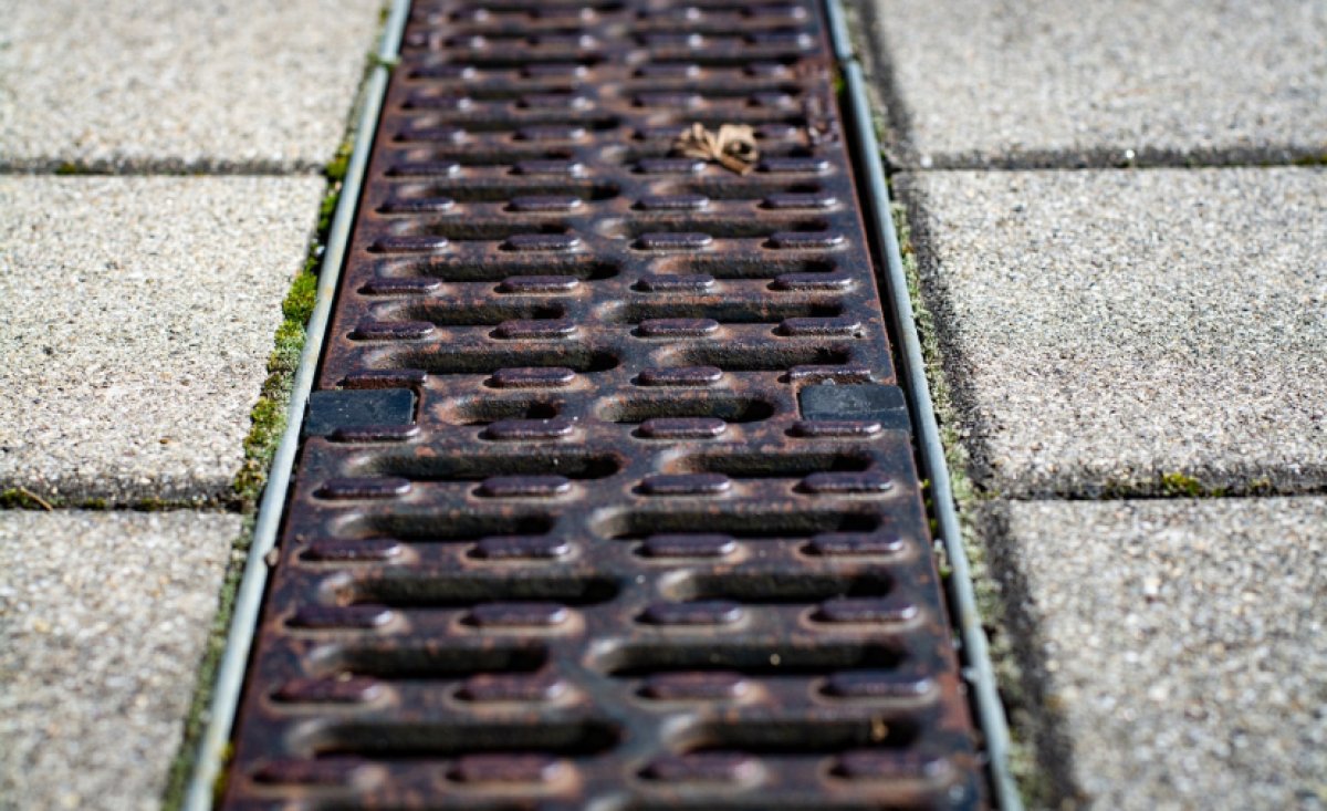 Ребёнок упал в ливневую канализацию в Шымкенте