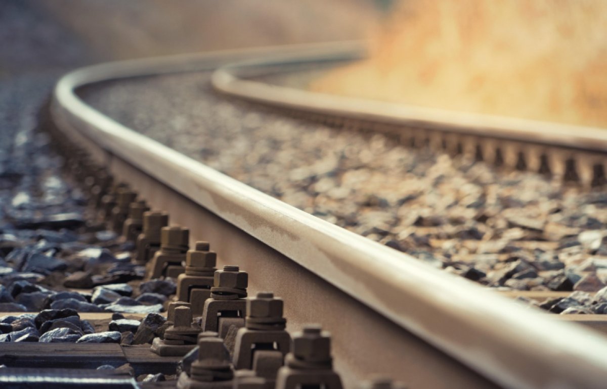 Тепловоз столкнулся с легковушкой в Костанае