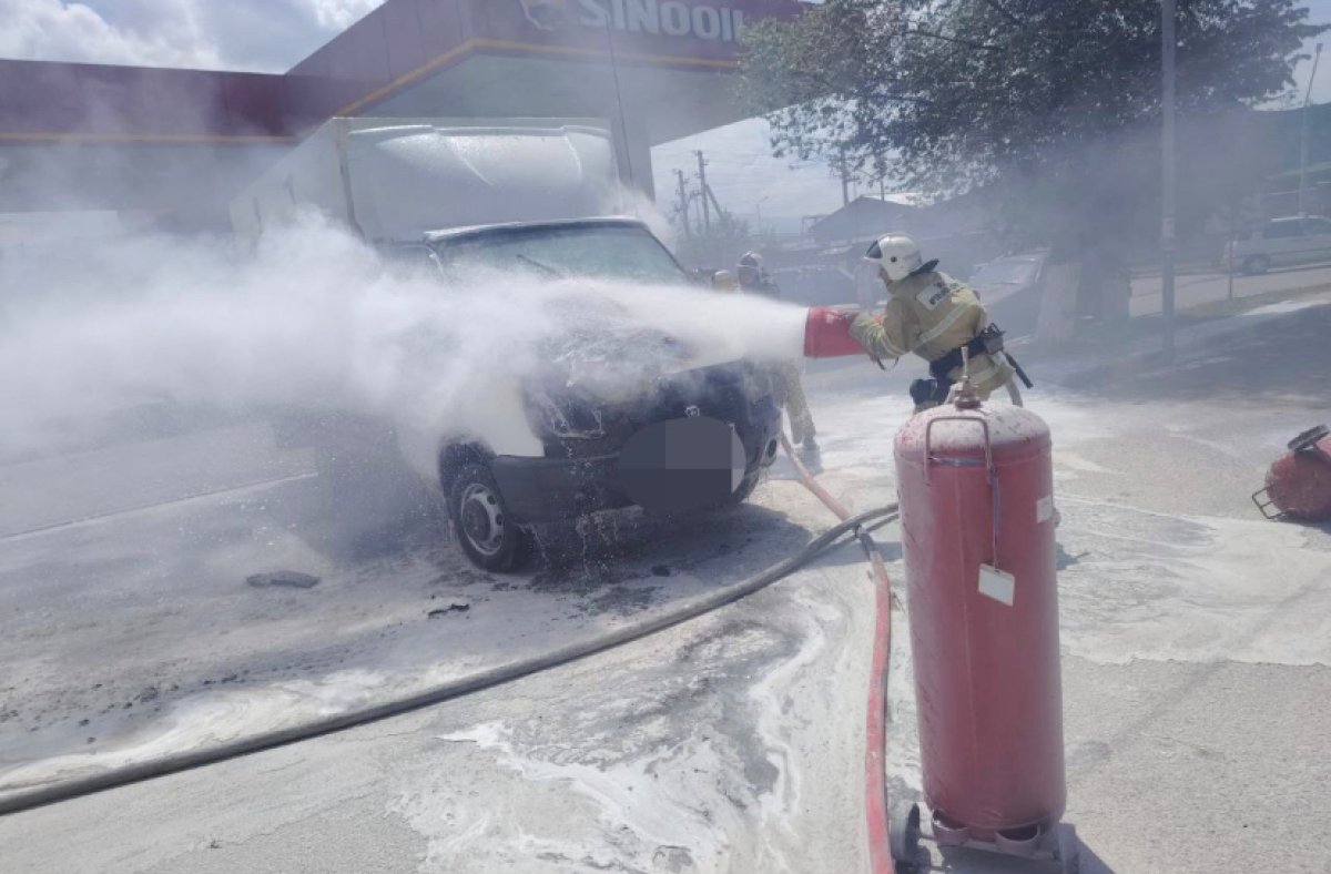 Грузовик загорелся вблизи АГЗС в Алматинской области