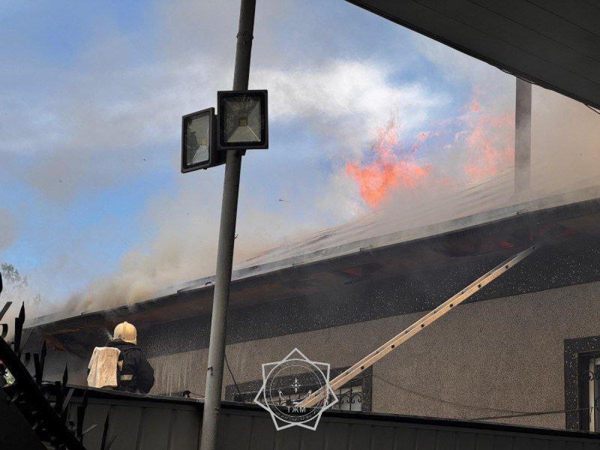 Склад и частный дом сгорели в Алматы