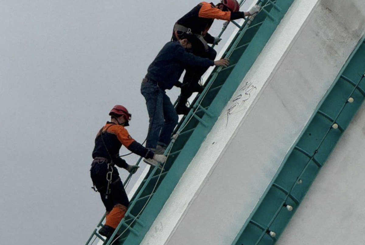 Спасателям пришлось снимать мужчину с арки моста в Астане