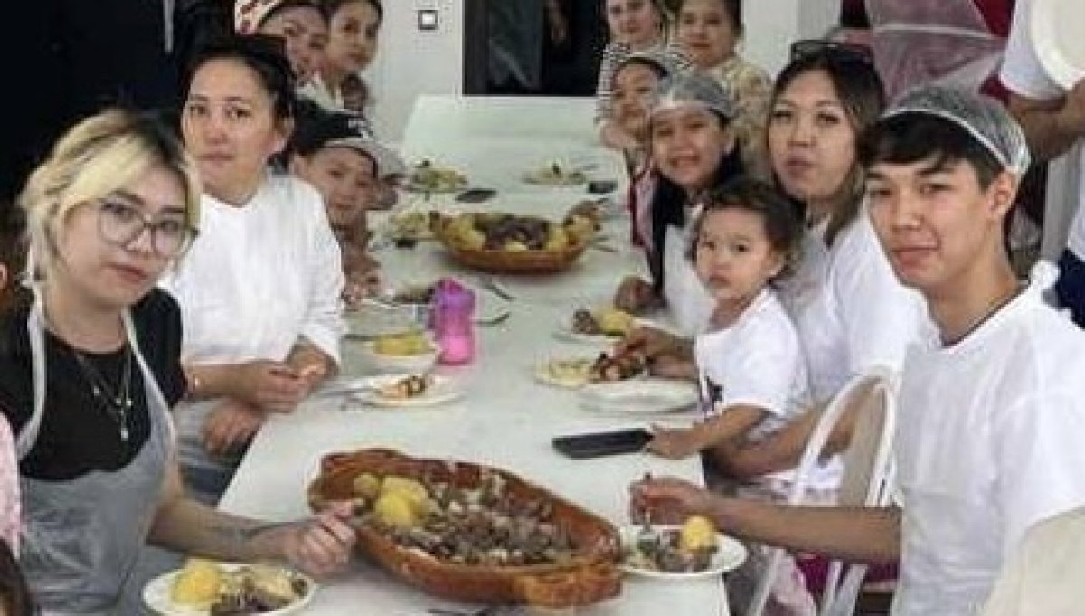 Ко Дню матери столичные семьи учили готовить шашлык из креветок и бешбармак