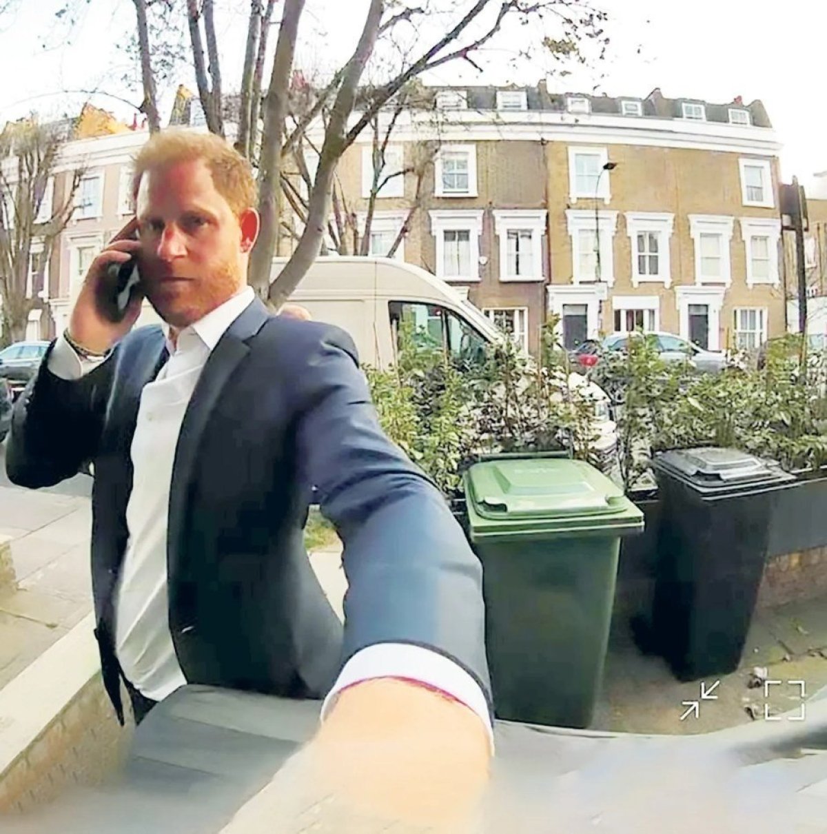 Лондонцы смеются над принцем Гарри, вошедшим не в ту дверь